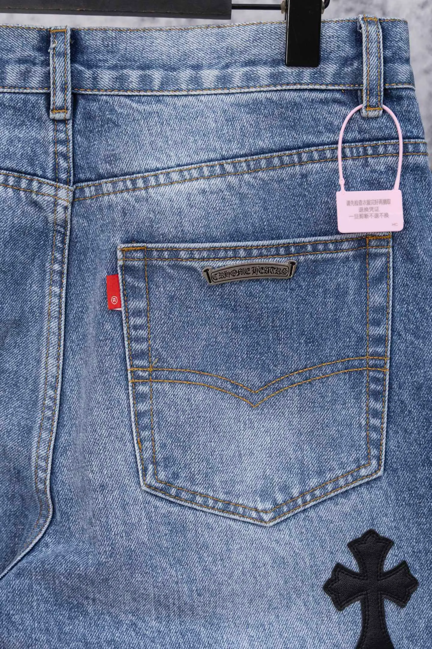 P240 CH Chromehearts limited edition black and white blue cross patchwork leather jeans, priced at 34W level, patchwork cross pattern embellishment, washed jeans! ! An absolutely high-end luxury product, a 1.9W-level god-level single product, a super popular product, made by top heavy industry, a magic weapon that cannot be missed! [About Zangyin] This is an extremely luxurious fashion brand that can also be called the aristocracy of the high street. It has always been an exclusive brand for some hipsters or rich second generations. Compared with ordinary high streets, it is more luxurious and noble. Compared with luxury brands, it is more fashionable and individual. It has always been a brand that I have a special liking for. [Top heavy industry fashion design] Consistently high-street luxury style. Speaking of this style, the Zangyin family and GU family are definitely the leading representative brands. Especially the Zangyin family has really achieved a state-of-the-art effect in creating high-street style. The unique washed material is used to create this style. The color system is already quite eye-catching. After it is decorated with patchwork cross flowers, it cleverly highlights the charm of the brand. Secondly, this style uses classic The high-waist cutting design highlights the long legs and fashionable temperament of the upper body. The brand is highly recognizable and the slim fit configuration is more suitable for daily wear. It is a product that interprets personality, fashion, and specifications at a glance. This single product is enough to make any fan excited. It can be a white T-shirt for a youthful college style, or a tight suspender for a royal style. It has strong matching ability and can be easily controlled by men.  [Materials and craftsmanship] Needless to say, this point goes without saying. As an excellent craftsman brand, Zangyin’s requirements for details and craftsmanship are really perfect. The washed color of this model has gone through so many processes, not to mention the embellishment of denim appliques. It is also purely hand-made and sewn. Just like what they believe in, only hand-made things have soul and have the meaning of wear. A top-notch heavy-duty fashionable denim item, I look forward to your perfect interpretation! !  Color: blue Size: 28-36